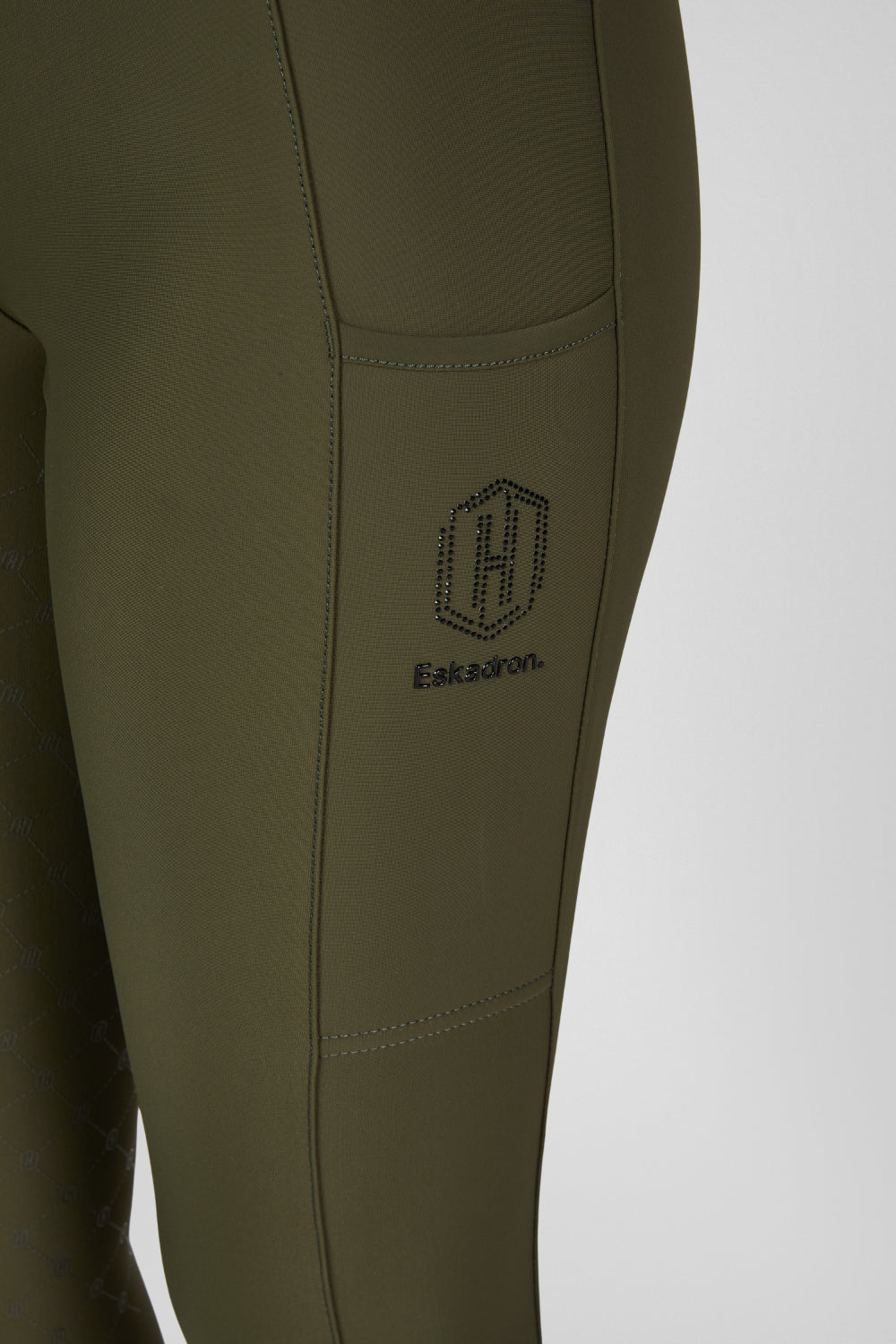 Legginsy jeździeckie Eskadron Heritage 26/27 PRO FULL GRIP w kolorze Deep Moss – na modelce, dodatkowe ujęcie