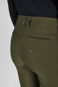 Legginsy jeździeckie Eskadron Heritage 26/27 PRO FULL GRIP w kolorze Deep Moss – na modelce, dodatkowe ujęcie