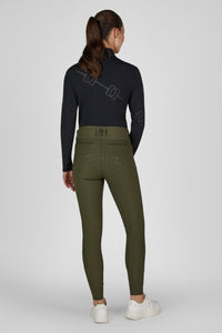 Legginsy jeździeckie Eskadron Heritage 26/27 PRO FULL GRIP w kolorze Deep Moss – na modelce, widok z tyłu