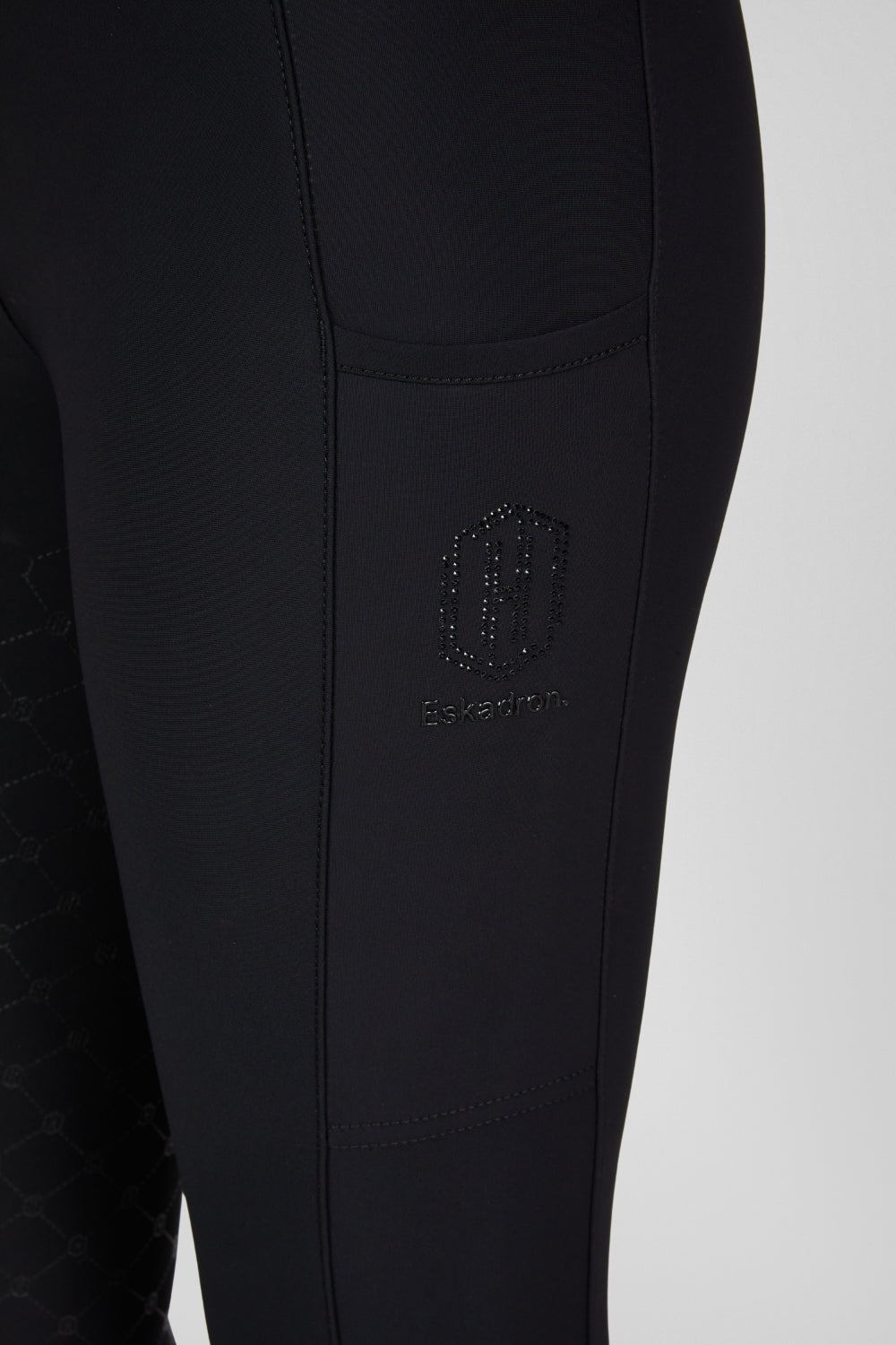 Legginsy jeździeckie Eskadron Heritage 26/27 PRO FULL GRIP w kolorze Black – na modelce, dodatkowe ujęcie