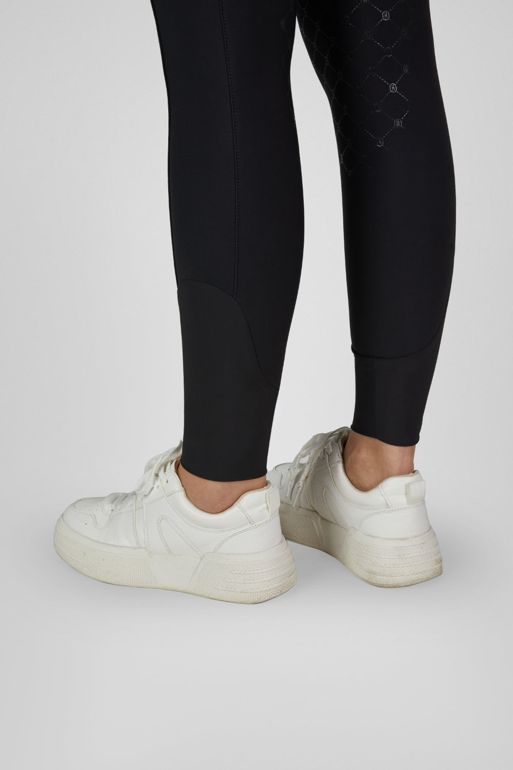 Legginsy jeździeckie Eskadron Heritage 26/27 PRO FULL GRIP w kolorze Black – na modelce, dodatkowe ujęcie