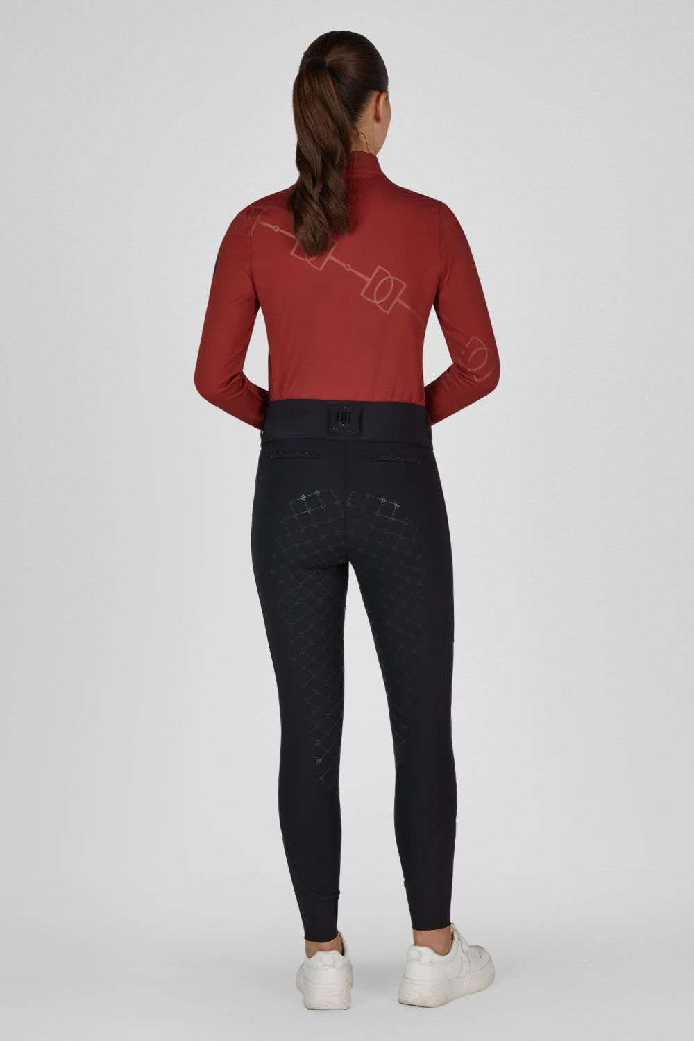 Legginsy jeździeckie Eskadron Heritage 26/27 PRO FULL GRIP w kolorze Black – na modelce, widok z tyłu