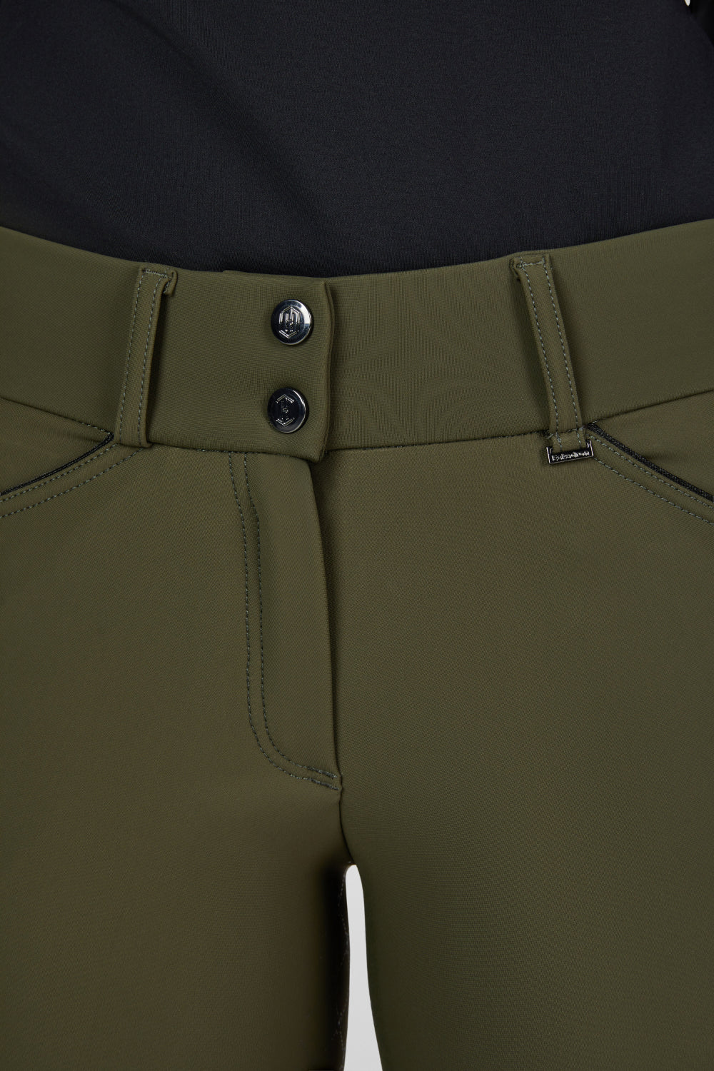Bryczesy jeździeckie Eskadron Heritage 26/27 FULL GRIP w kolorze Deep Moss – na modelce, dodatkowe ujęcie