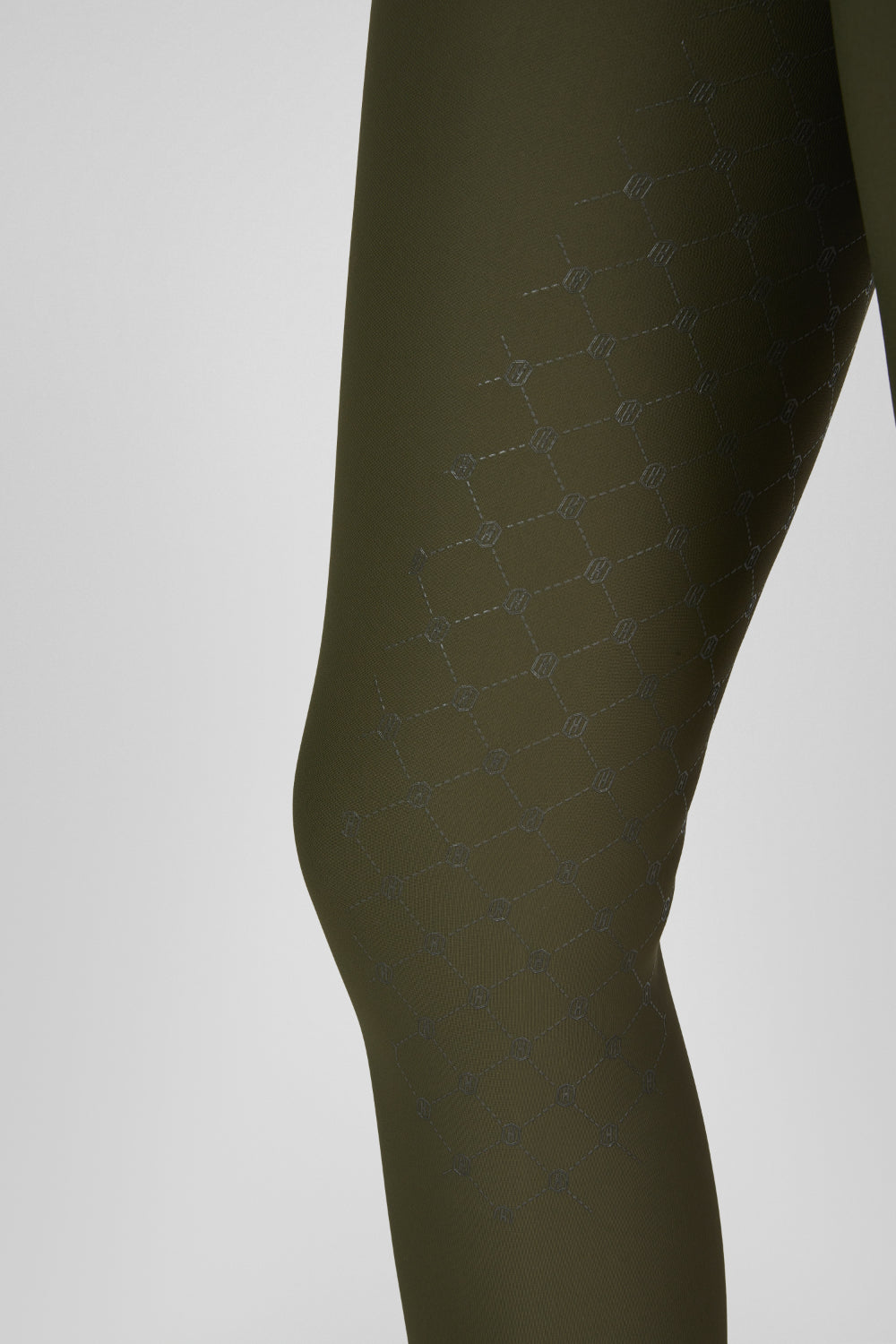 Bryczesy jeździeckie Eskadron Heritage 26/27 FULL GRIP w kolorze Deep Moss – na modelce, dodatkowe ujęcie