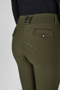 Bryczesy jeździeckie Eskadron Heritage 26/27 FULL GRIP w kolorze Deep Moss – na modelce, dodatkowe ujęcie