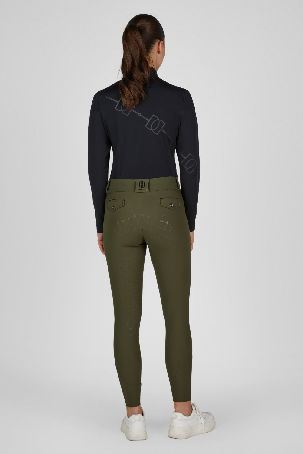 Bryczesy jeździeckie Eskadron Heritage 26/27 FULL GRIP w kolorze Deep Moss – na modelce, widok z tyłu