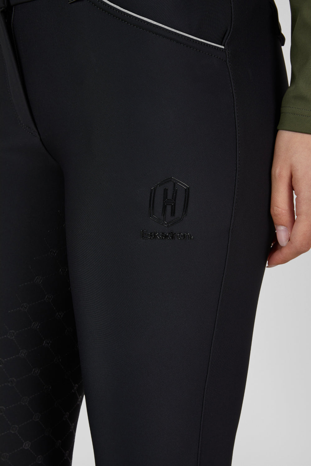 Bryczesy jeździeckie Eskadron Heritage 26/27 FULL GRIP w kolorze Black – na modelce, dodatkowe ujęcie