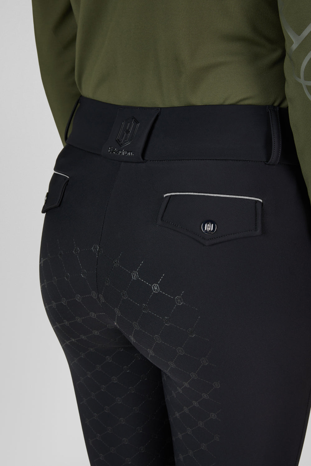 Bryczesy jeździeckie Eskadron Heritage 26/27 FULL GRIP w kolorze Black – na modelce, dodatkowe ujęcie
