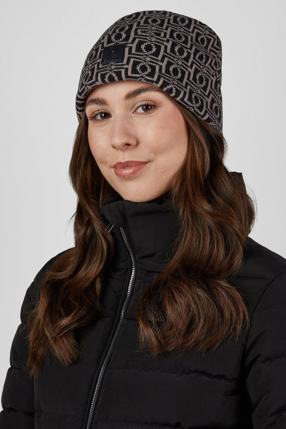 Czapka Eskadron Heritage 26/27 KNIT HAT w kolorze Black – na modelce, widok z przodu