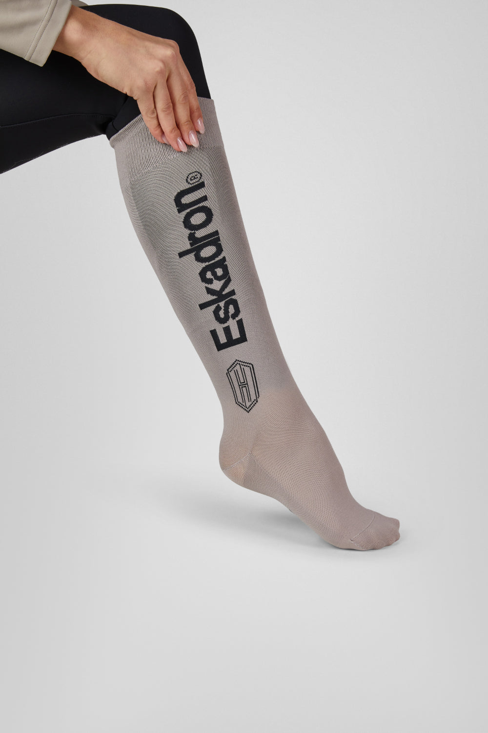 Podkolanówki jeździeckie Eskadron Heritage 26/27 KNEESOCKS w kolorze Ash – na modelce, widok z przodu