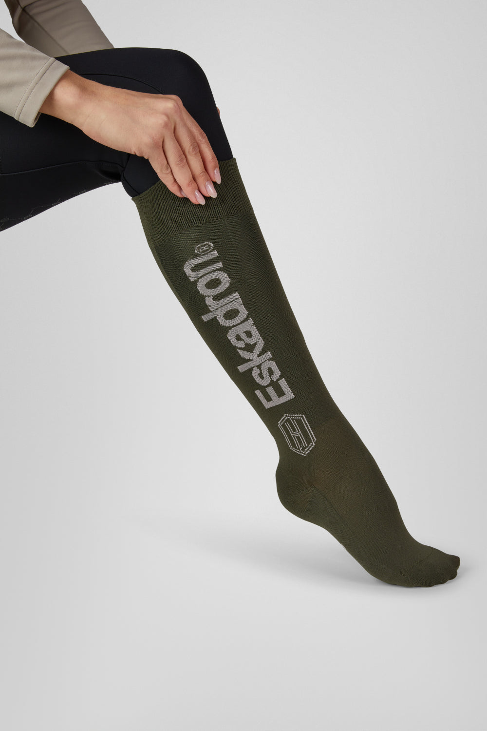 Podkolanówki jeździeckie Eskadron Heritage 26/27 KNEESOCKS w kolorze Deep Moss – na modelce, widok z przodu