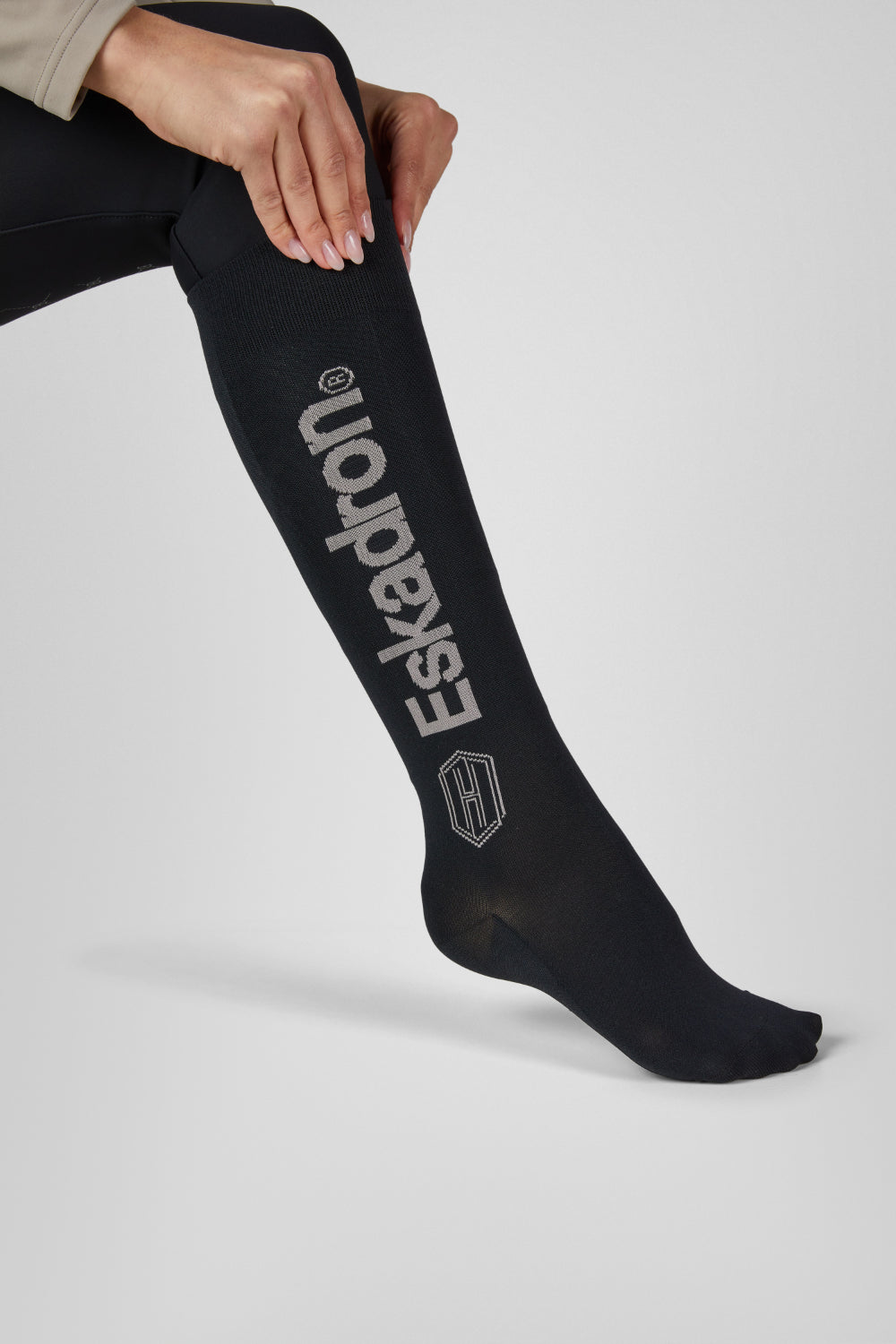 Podkolanówki jeździeckie Eskadron Heritage 26/27 KNEESOCKS w kolorze Black – na modelce, widok z przodu
