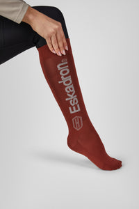 Podkolanówki jeździeckie Eskadron Heritage 26/27 KNEESOCKS w kolorze Merlot – na modelce, widok z przodu