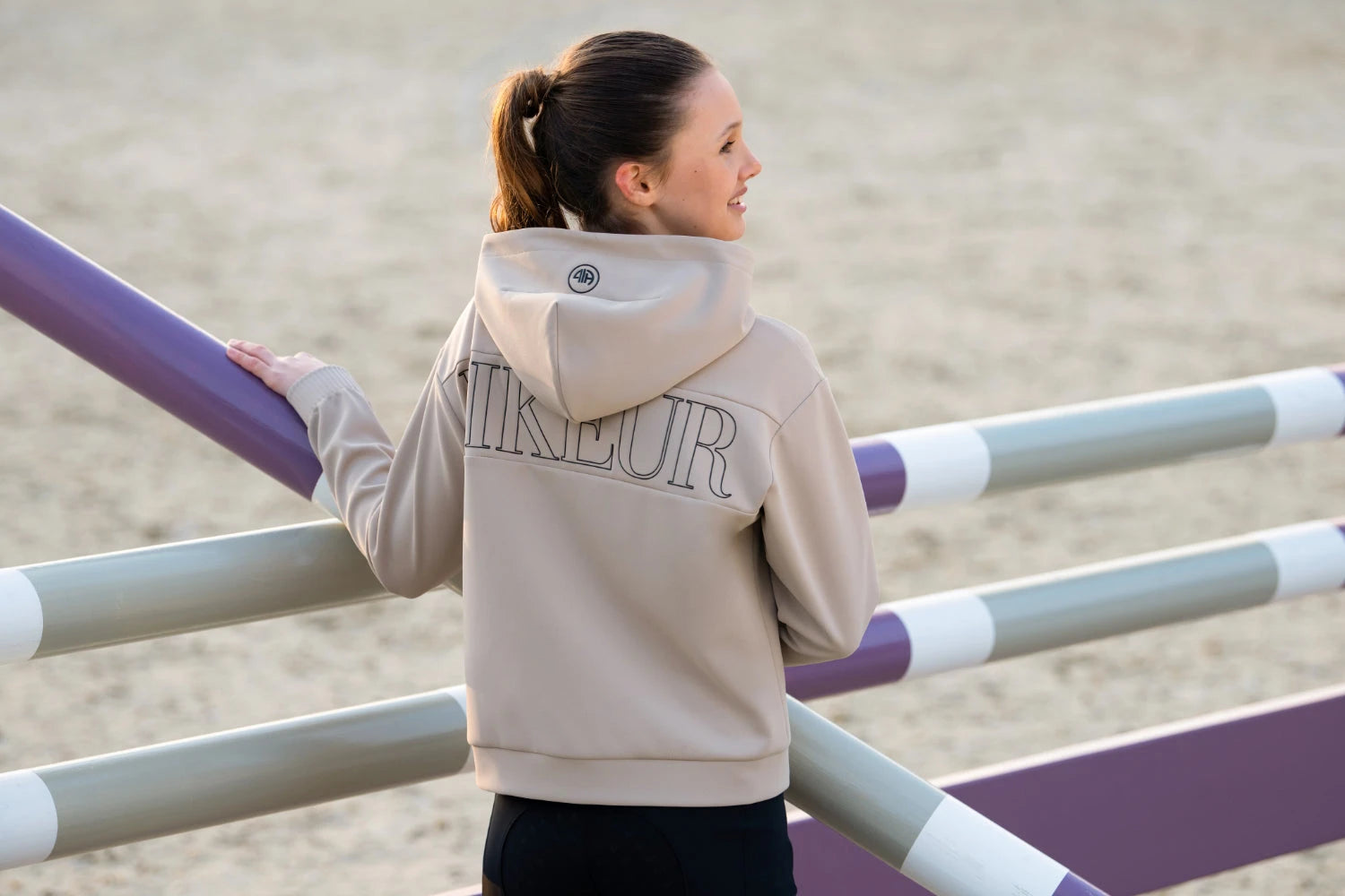 Pikeur Bluza z kapturem HOODY Jacket Athleisure 8282 A/W 2025 Almond - Cavalo