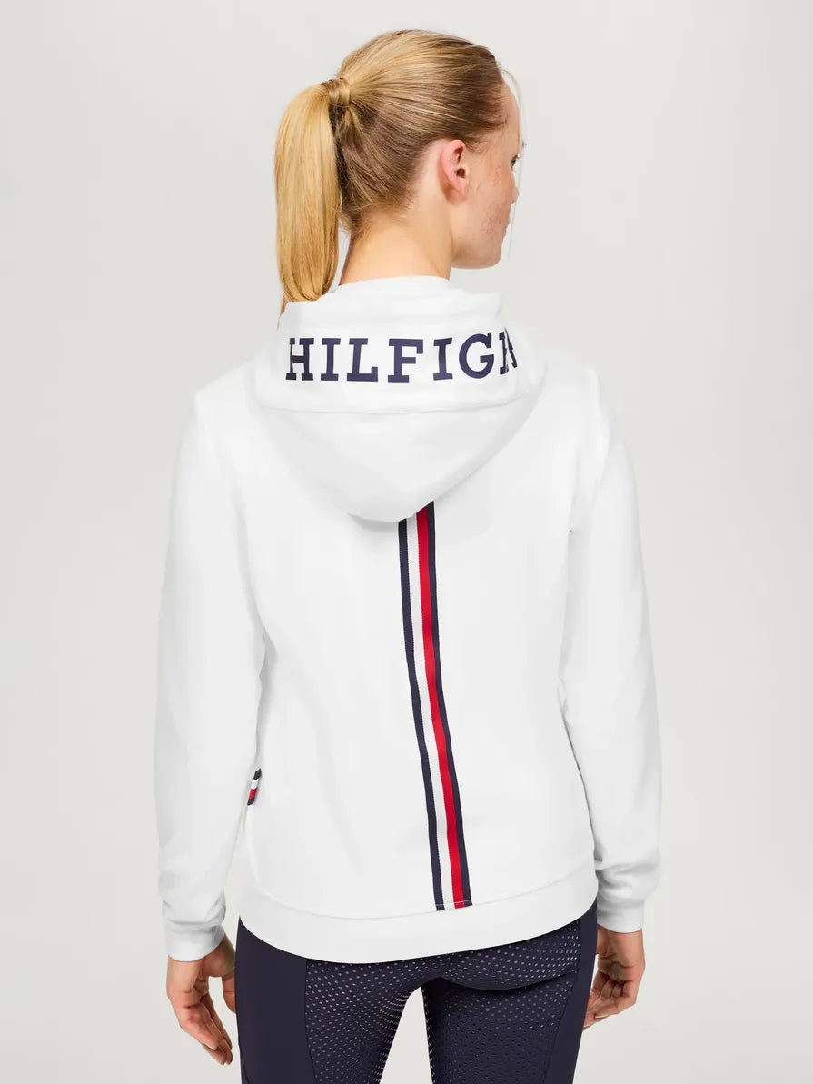 Zbliżenie zamka i metki na białej bluzie Tommy Hilfiger Kingston