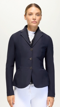 Tommy Hilfiger Equestrian A/W 26 Lima Desert Sky – damski frak jeździecki na zawody